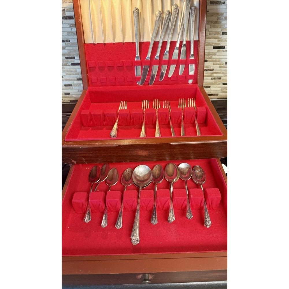 32 Pc 1847 Rogers Bros Silverplate Flatware Set w Chest Vintage IS